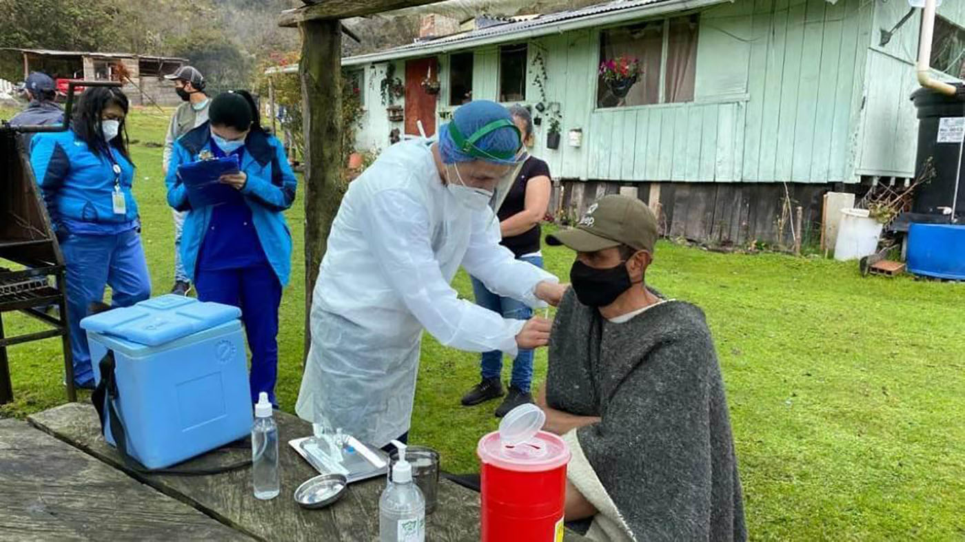 enfermera atiende paciente